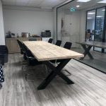 Industriele kruispoot tafel Bangor met steigerhouten tafelblad